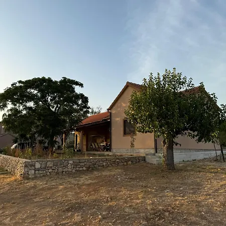 Relax And Unwind: Family-friendly House Near In Zagrad Zára